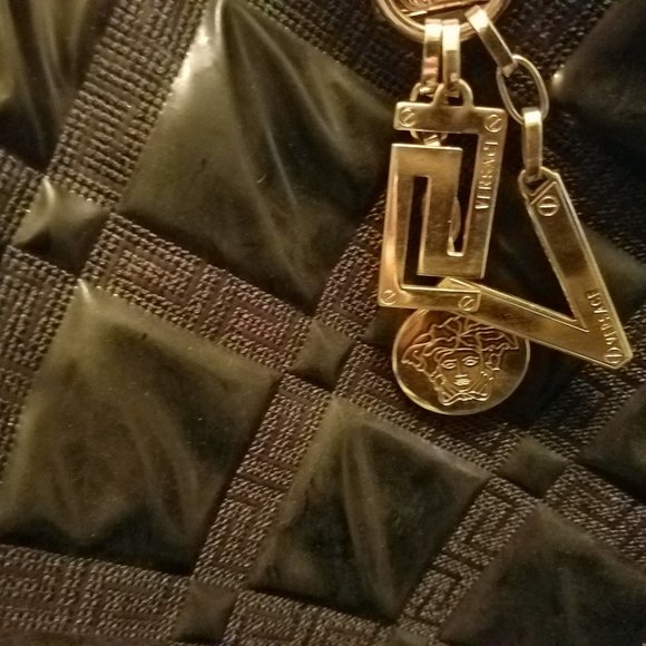 Versage Large Quilted Shoulder Bag - Picture 7 of 16